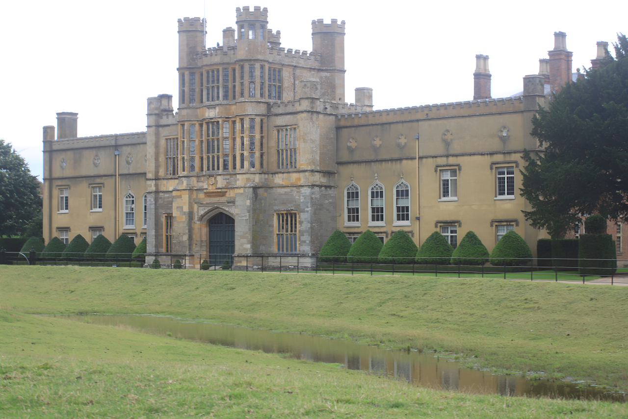 Explore Coughton Court, a historic Tudor house in Warwickshire, showcasing stunning architecture, beautiful gardens, and rich history for all visitors.